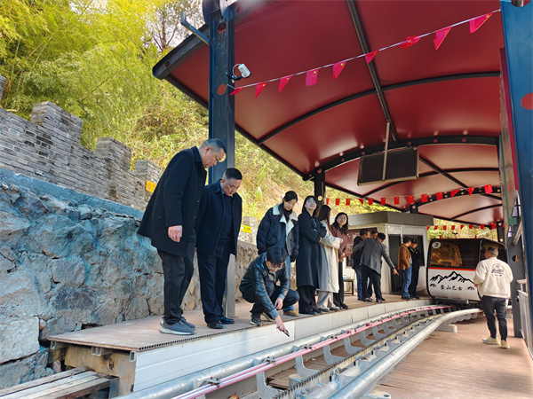 12月9日，縣人大鄭向陽主任，洪董率隊赴象山考察軌道爬山車項目.jpg