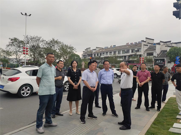 6月5日，洪董陪同汪凱書記一行調(diào)研古城公園提升改造項(xiàng)目.jpg