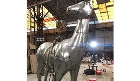 不銹鋼動(dòng)物雕塑七彩麋鹿制作過程